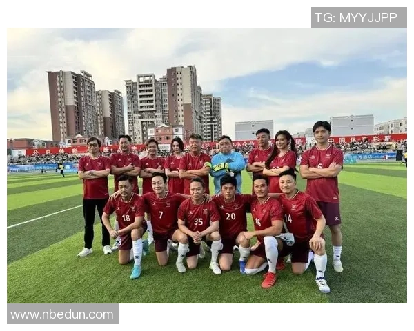 足球明星最新动态揭秘他们在赛场内外的精彩表现与慈善活动