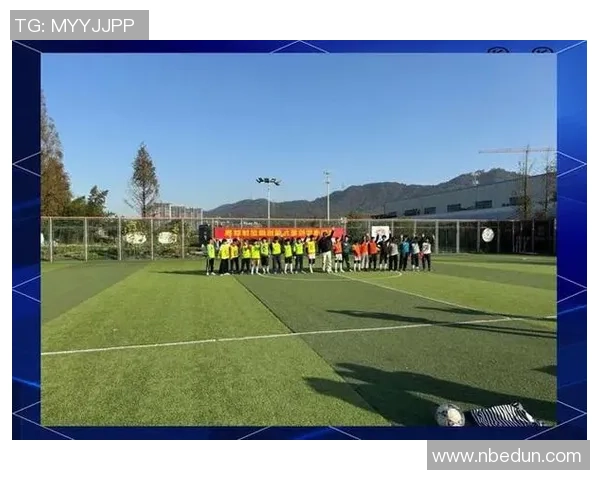 在足球场上追逐梦想的旅程与人生的精彩对比 在足球场上追逐梦想的旅程与人生的精彩对比